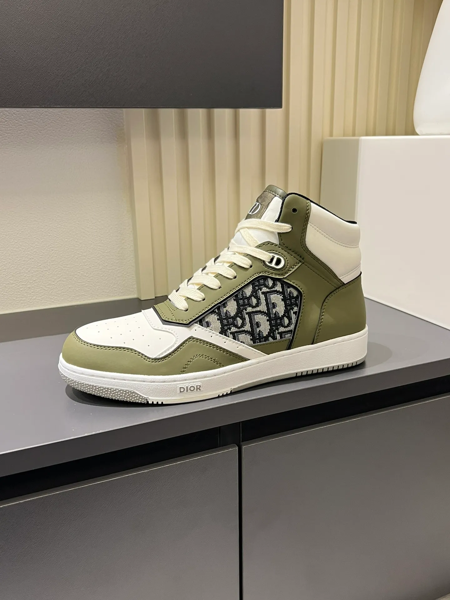 Men's shoes 💰p460 "Dio*" mid-top B27 casual sneakers. This B27 high-top sneaker is a new product in the series and continues Di*r's classic style. Crafted from gray and white smooth calf leather with beige and black Oblique print panels on the sides. The "CD Icon" shaped shoelace eyelets are clever and delicate, and the two-color rubber sole, rear collar and heel are all equipped with the brand's iconic details to enhance the style. Oblique printed straps at the ankle allow for an adjustable fit to complement the overall design. Fashionable and versatile, it can complement any look. Create an exquisite design with unique dynamic vitality and modern atmosphere, presented in low-top and high-top styles. This new must-have shoe adds a new dimension to Dior's archive heritage, embodying modern elegance. Purchase the original version and make it 1:1. If you need top quality, please come to me! Male 38-44!